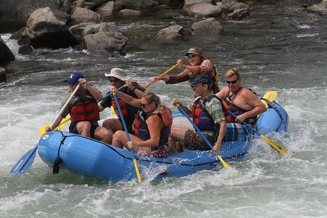 Grupo de amigos haciendo rafting
